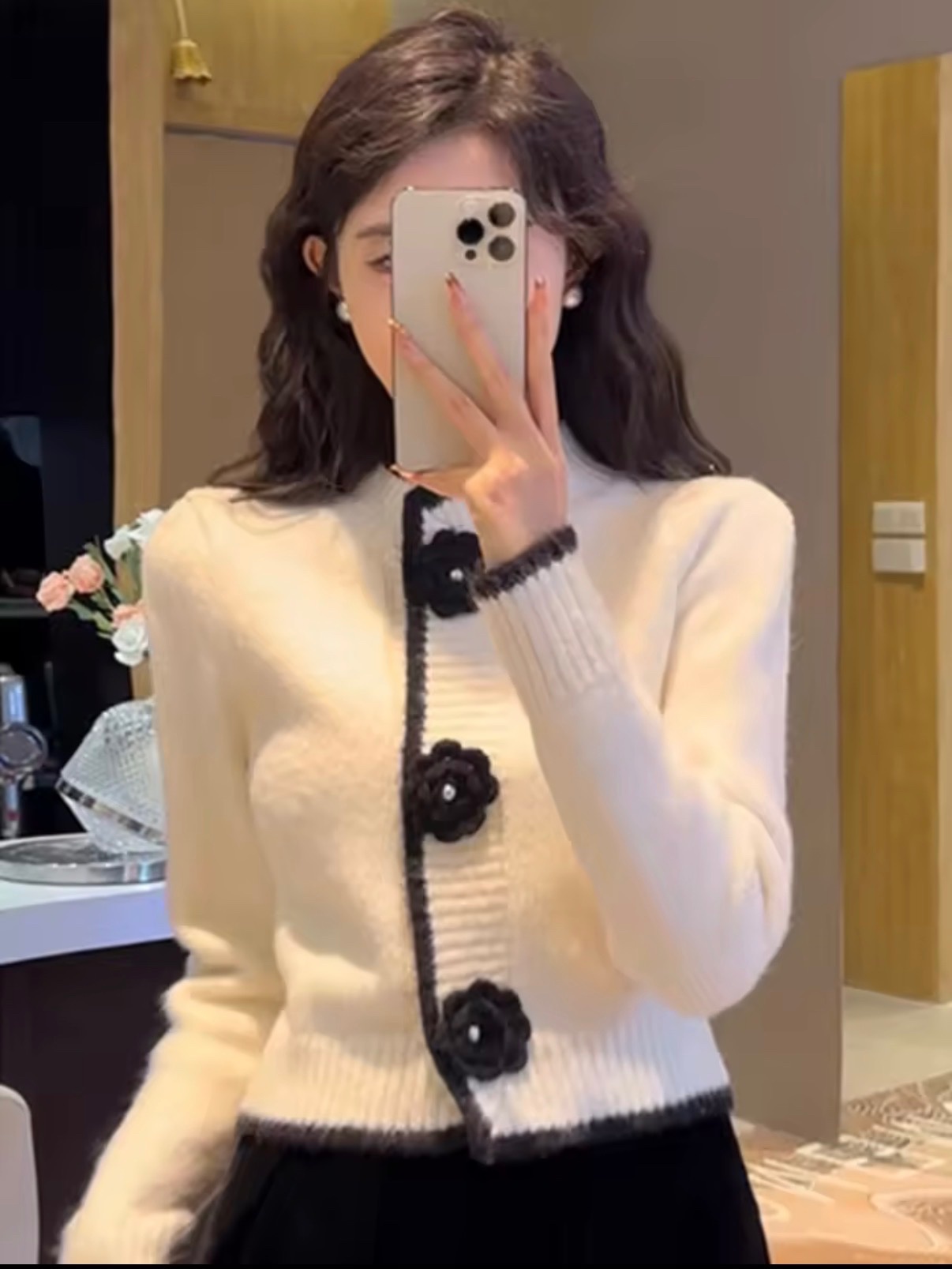 크림 블랙 꽃단추 니트 가디건